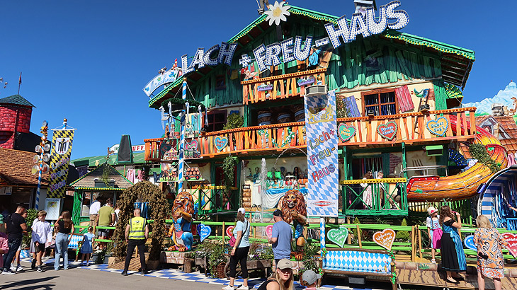 Lach + Freu Haus auf dem Oktoberfest 2025 auf der Strasse 5 (©Foto: Martin Schmitz) 